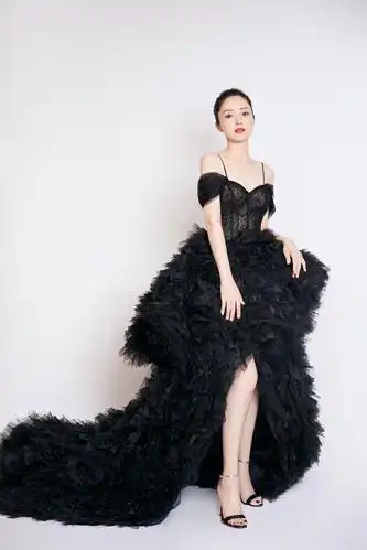 董璇三亚出席活动,白色蕾丝裙美如女神,离婚后状态开挂