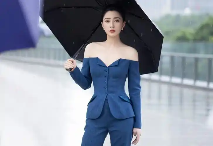 43岁影后殷桃晒逛街背影照身材苗条似少女曾嫁入豪门息影三年