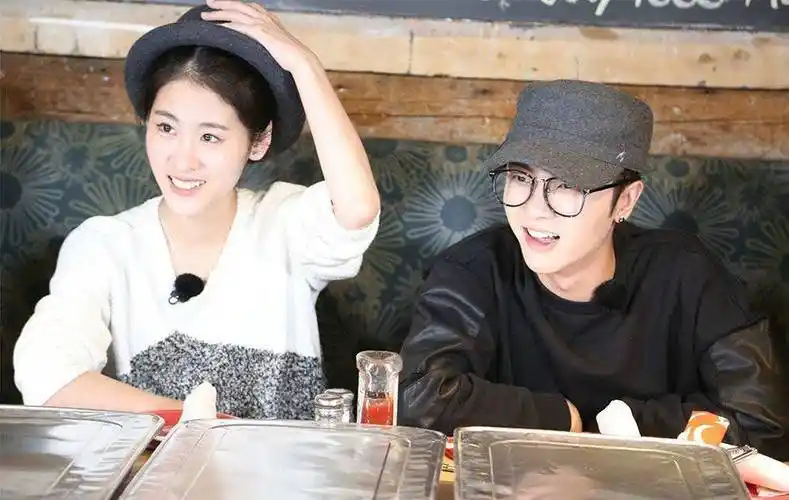 刚被曝出女儿,华晨宇就和现女友出去同游?