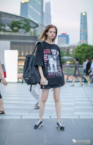 如何打造清爽至in夏日风?街头潮人的时尚穿搭给你参考