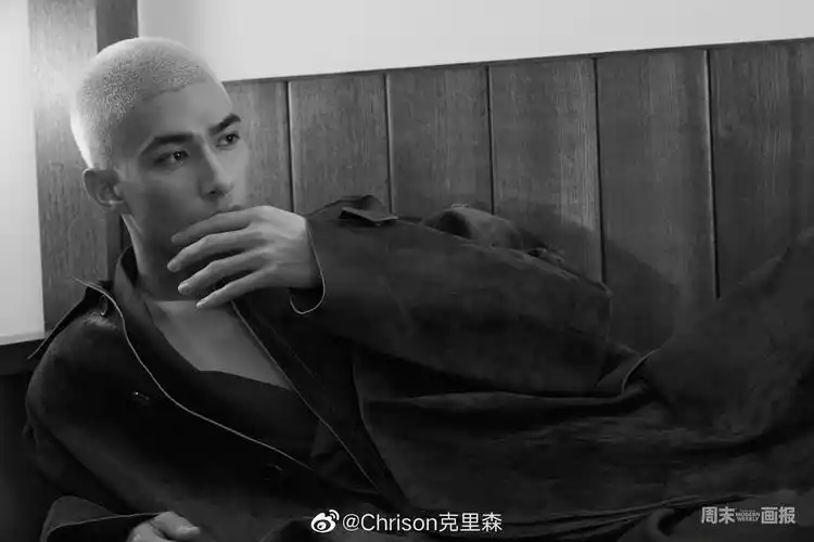 into1米卡 x 周末画报 ┊ 暗光的午后和房间,清晰