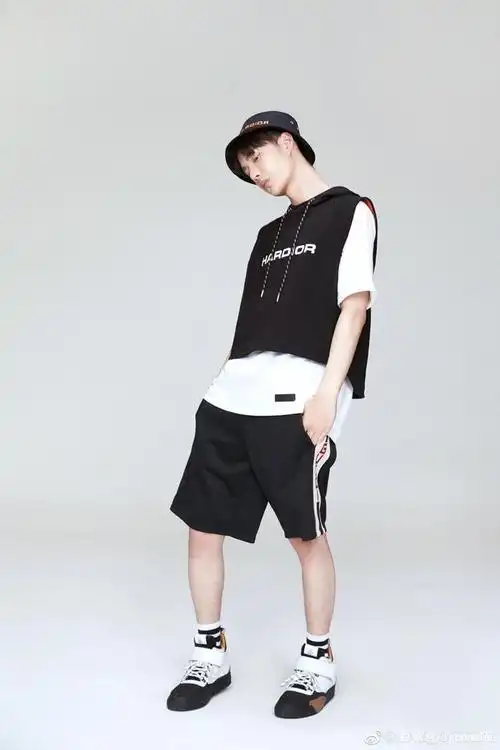 王一博:大短裤集合!夏日风身材,小腿是独属于少年的