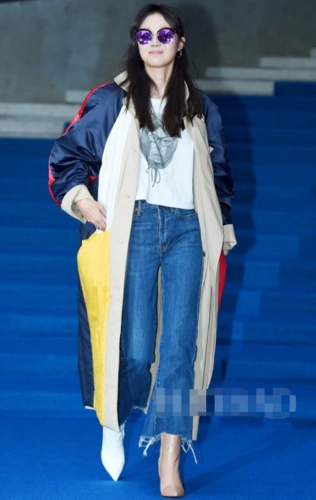 孔孝真凌晨六点更新ins,白t牛仔裤,简单温柔