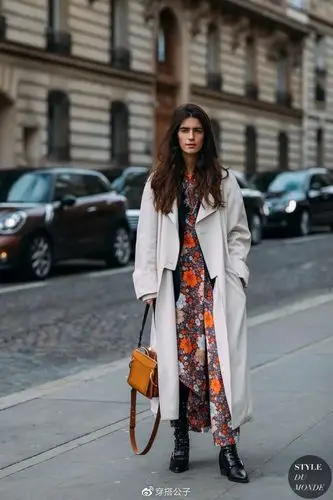 外套搭配:风衣 裙子,西装 裙子,2021春天流行外套这么穿!