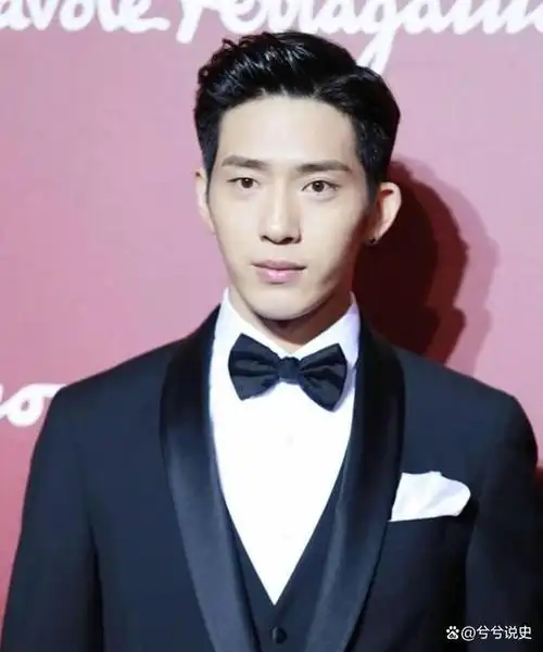 事实证明,"被父母抛弃"的井柏然,已过上另一种生活