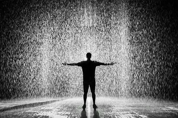 雨天一个人的孤独句子图片说说(精选9句)