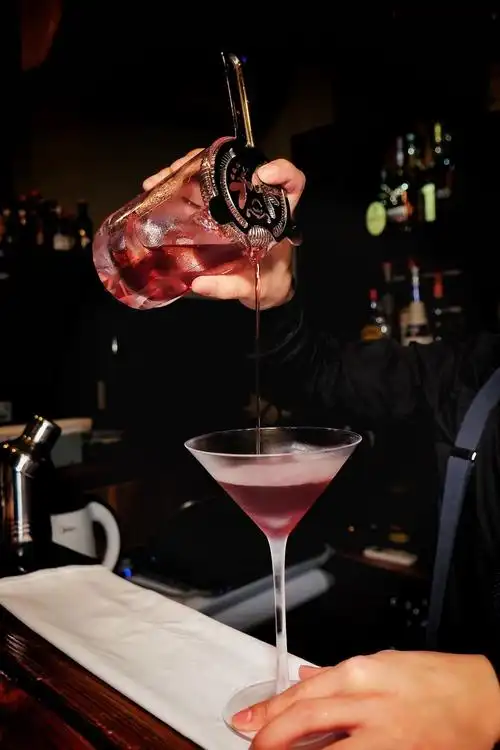 贵阳90后年轻人都怎么了?工作忙,压力大,单身汪晚上只想撸猫喝酒去!