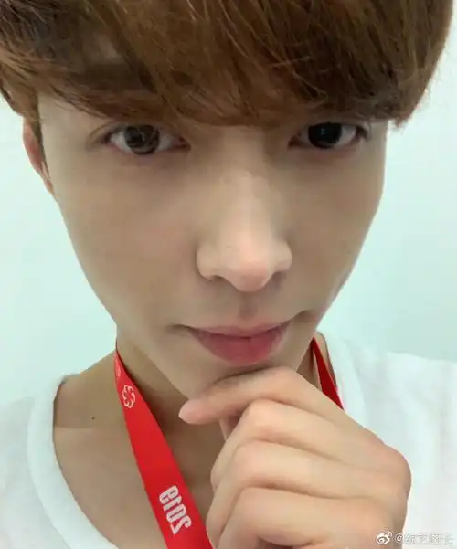 张艺兴晒夏至自拍照##张艺兴说今天有一年中最长的白天