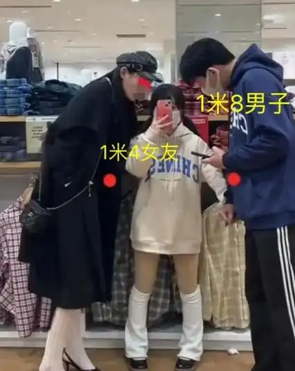 在安徽合肥,一名身高1.8米的男子带着1.