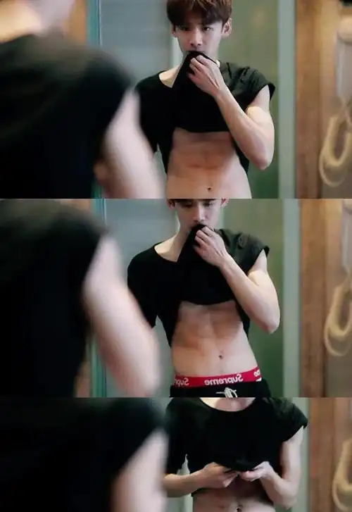 白敬亭秀肌肉照片太性感