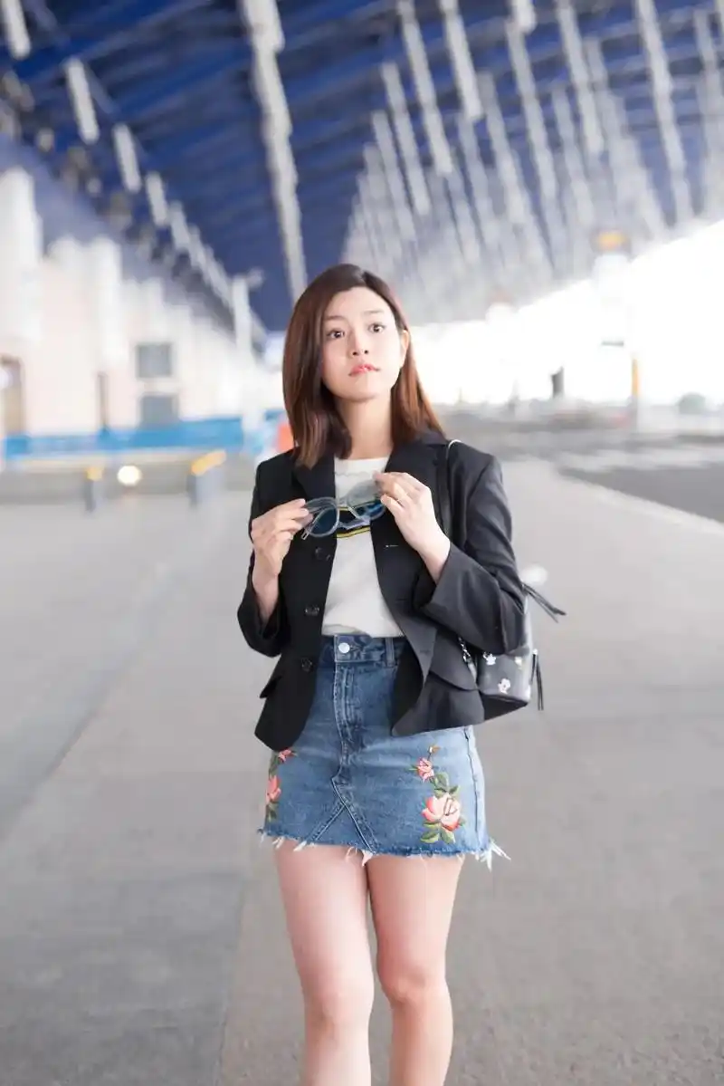 看到陈妍希的机场生图,这才是明星最真实的腿,平时看到的都是修