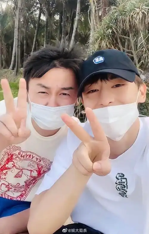 雷佳音邓伦牵手照