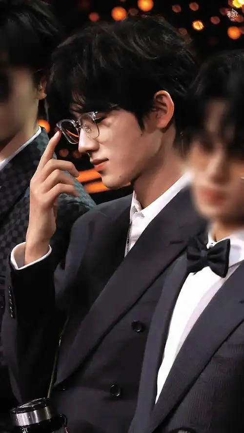 #宋亚轩微博之夜##宋亚轩推眼镜#