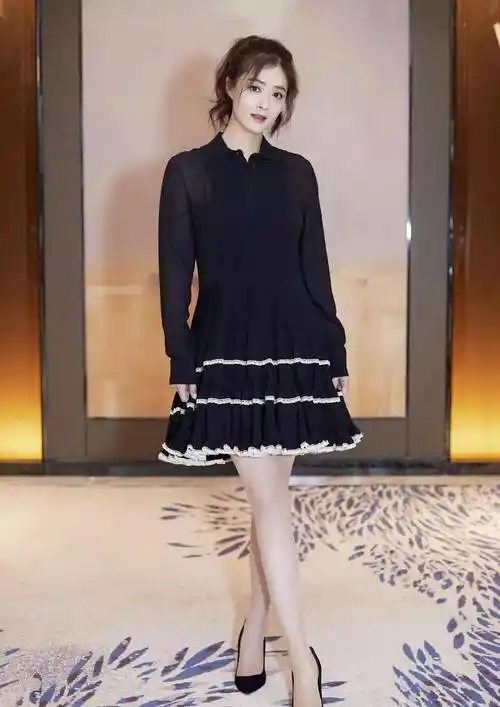 微胖mm来跟蒋欣学穿搭,显瘦时髦又精致_黑色_衬衫_妹子