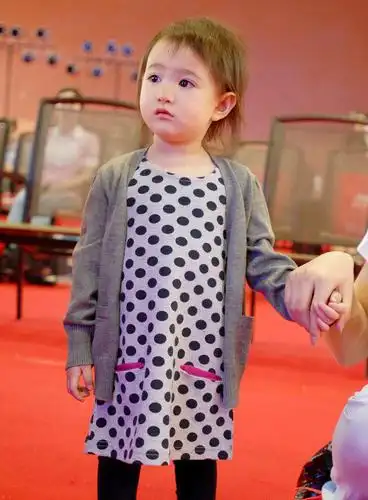 奥莉长大如"整容"!超模国字脸太夺目,这真是7岁的孩子?