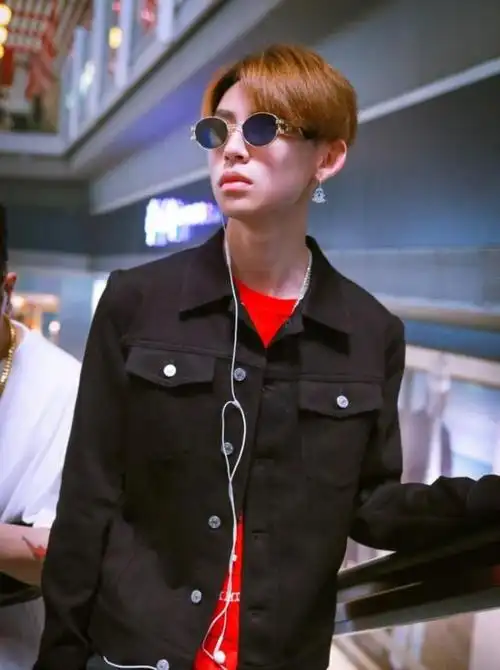 清爽的短发配上中分的发型十分的帅气迷人!臀部挂丝巾是什么操作