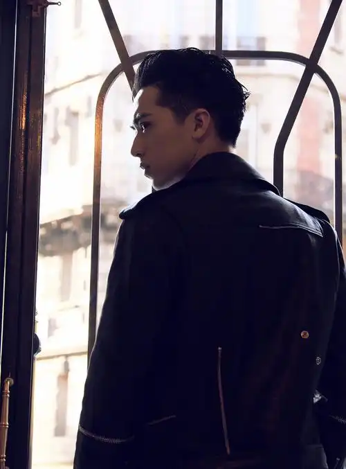 许魏洲早春写真曝光 侧脸完美上演"眼神杀"