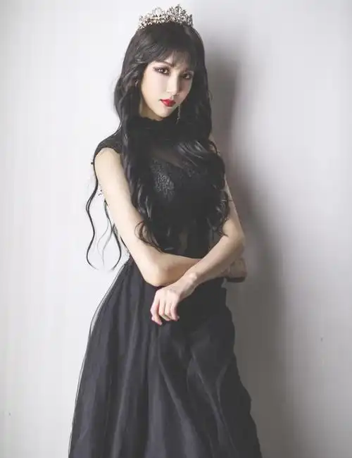 女装大佬穿上黑色网纱裙,惊艳众人,一个细节连很多女孩都做不到