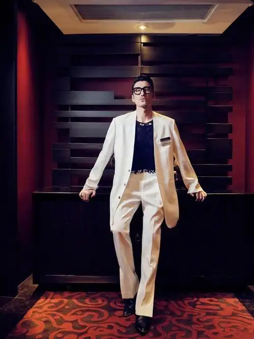 51岁胡兵和李若彤同台演唱穿西装帅气又时髦和当年别无二样