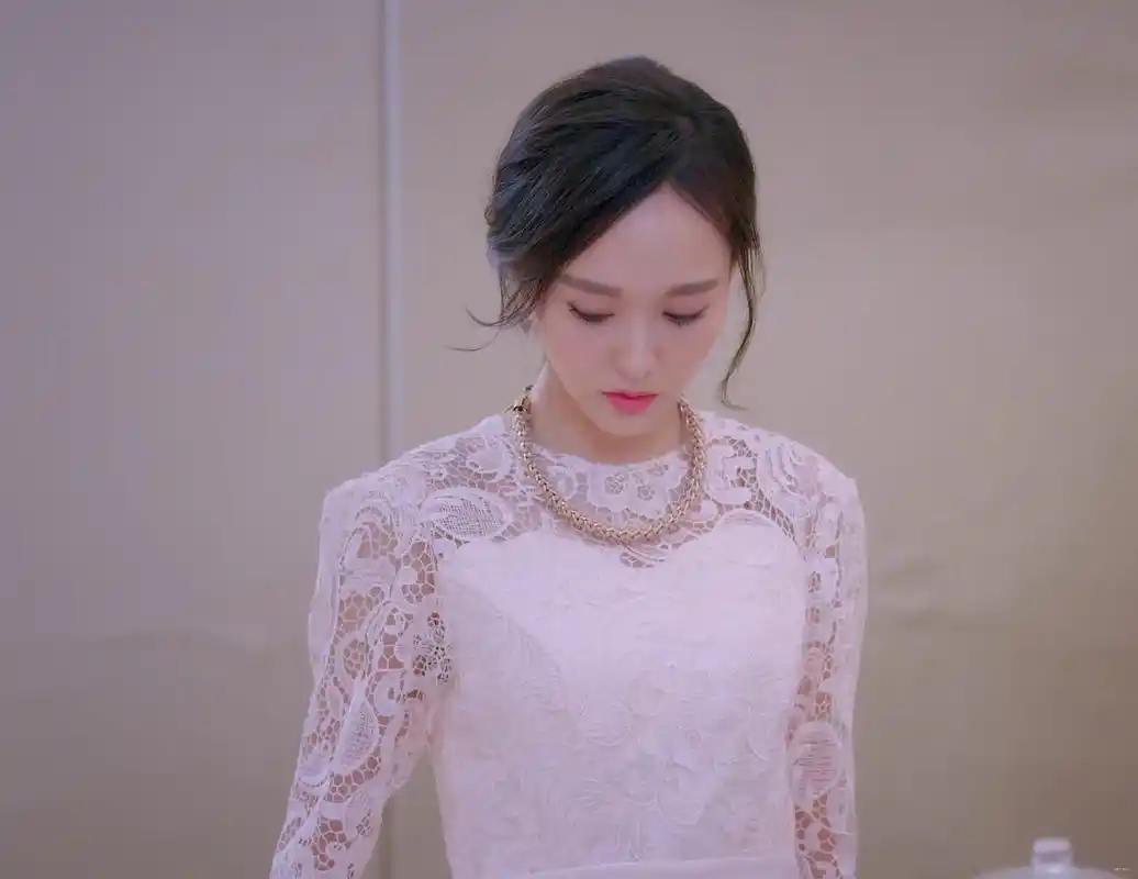 唐嫣在《克拉恋人》中的唯美剧照,这套晚礼服的造型你喜欢吗?