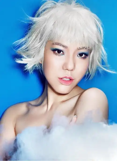 嘉人美妆 吴莫愁 短发妩媚尽显轻熟女魅力