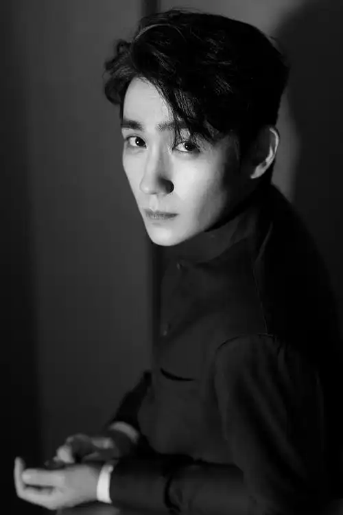 朱一龙成熟魅力写真图片88