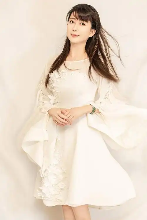 50岁孟庭苇罕见晒美照,穿红纱裙气质婉约,"月亮公主"魅力不减