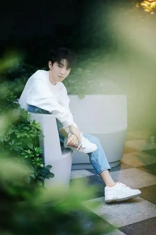 王俊凯最新秋日休闲写真 简单搭配似邻家男孩|王俊凯|长椅_新浪新闻