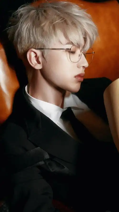 蔡徐坤智族gq moty年度人物##蔡徐坤银丝眼镜撕漫男