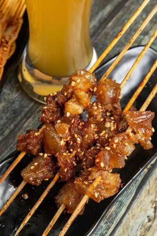 烤熟筋这个牛肉串真的是有点儿"牛"~再刷上独家秘制的酱料牛肉串被