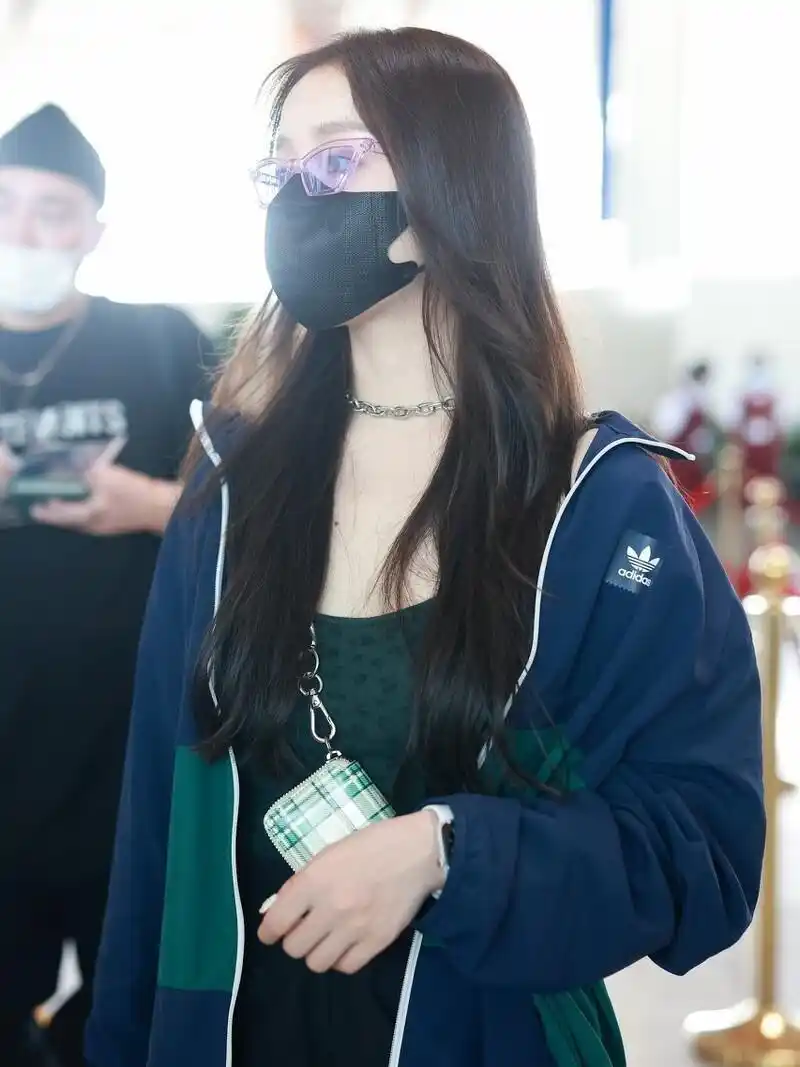 姜贞羽现身机场,穿搭短裤大秀美腿,气质清新太养眼了