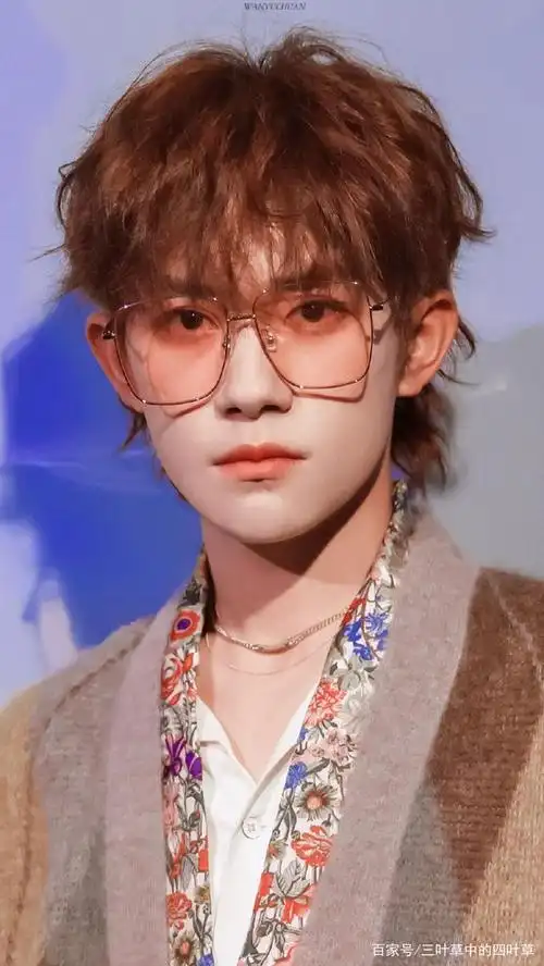 半年更自拍博主上线!易烊千玺怼脸自拍:绝美生图,眼神好温柔!