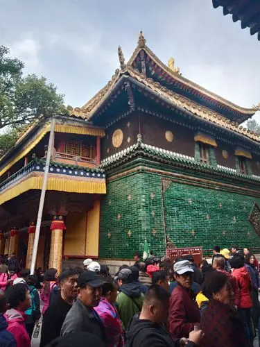 大金瓦殿内有一银塔,后用三百六十斤黄金包装成金塔.