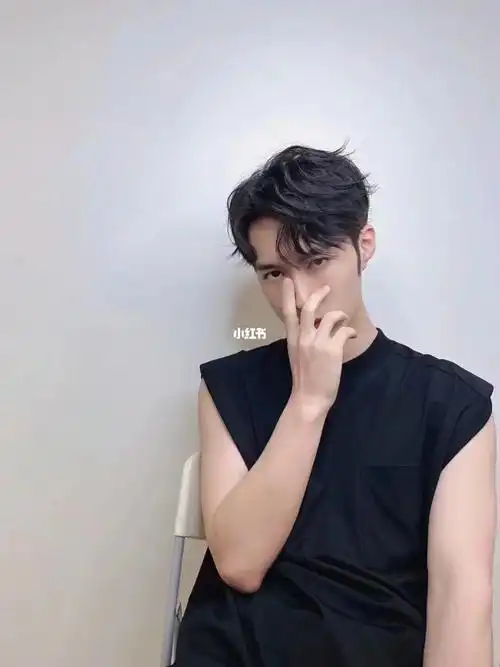 最新款三七分 男生发型随意卷发系汤圆老师设计 # 男士发型参考