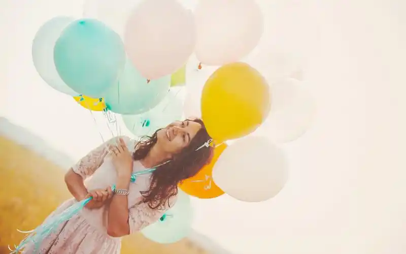 带气球的女生唯美图片桌面壁纸