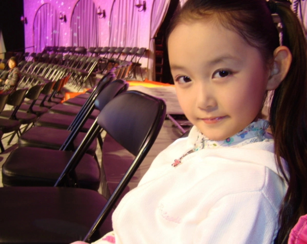 一组蒋依依的珍贵图集,快来欣赏一下吧.小时候的她很可爱.