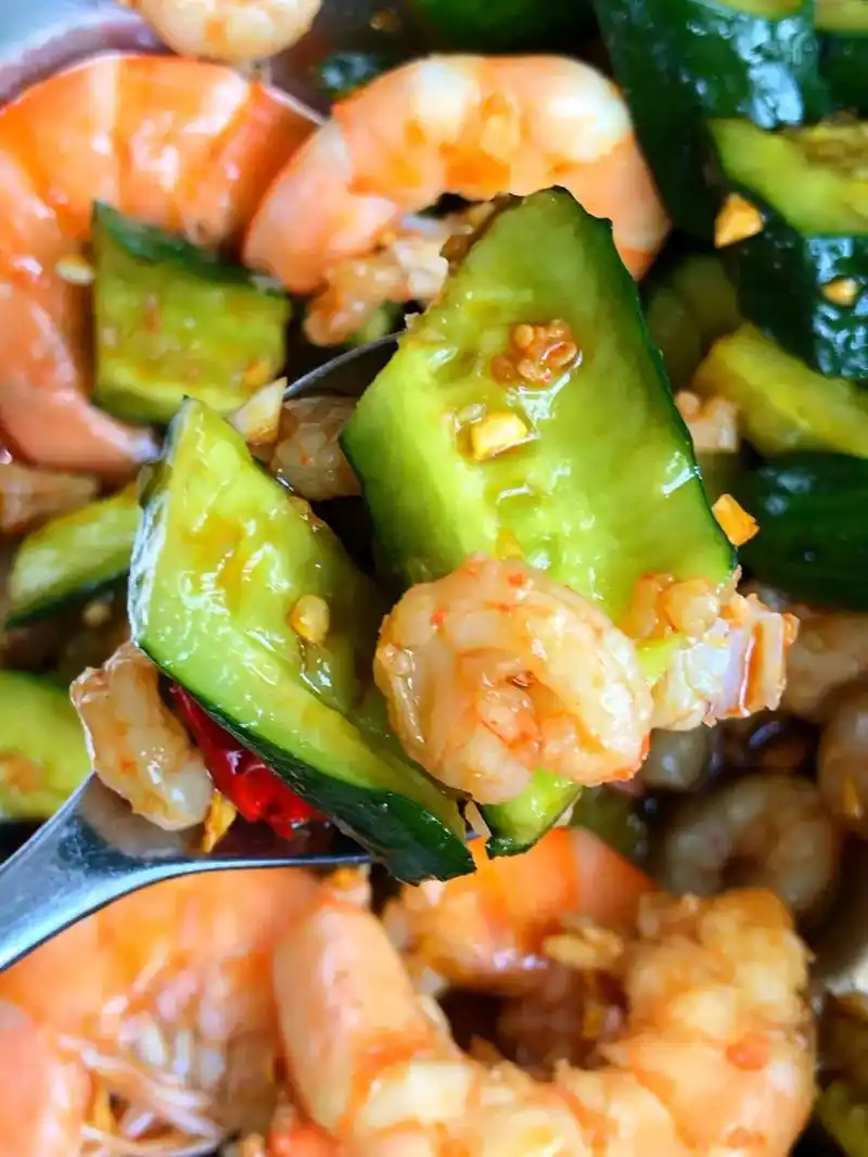 姐妹们,虾仁拌黄瓜还没吃过? #减脂期 这样吃太幸福了,这一 - 抖音