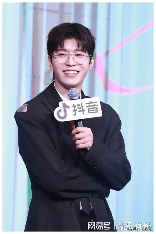 2021年,法国奢侈品牌纪梵希宣布歌手及演员范丞丞成为其品牌代言人