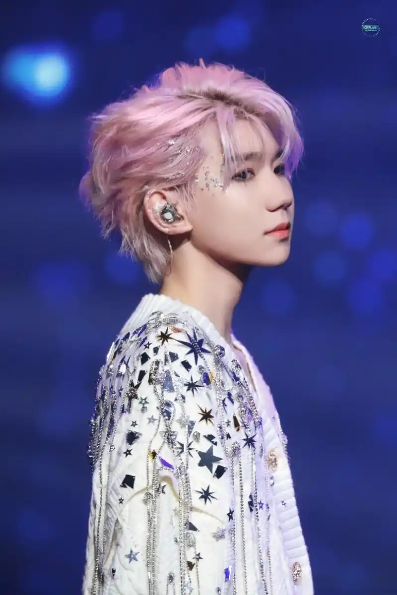 王源头发漂的都滋毛了#但是真的很喜欢头发五颜六色的王源哎!