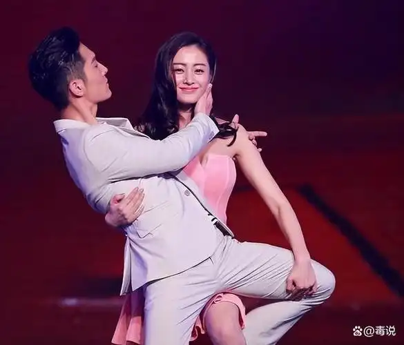 太敢穿!33岁张天爱穿镂空礼服惊艳戛纳,网友眼睛转不动:真露骨