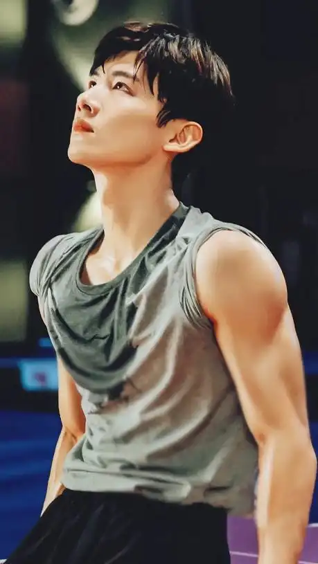 白敬亭饰演硬朗特警毫不违和穿衣显瘦脱衣有肉行走的荷尔蒙