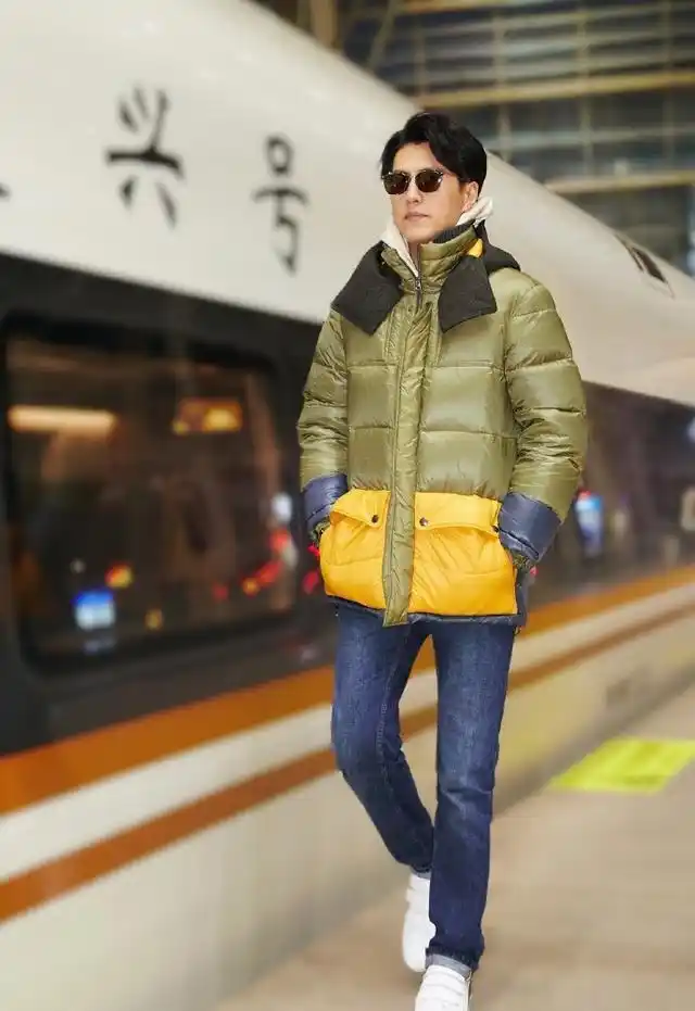 原创靳东才是行走的衣架不穿西装穿卡通183身高太优越