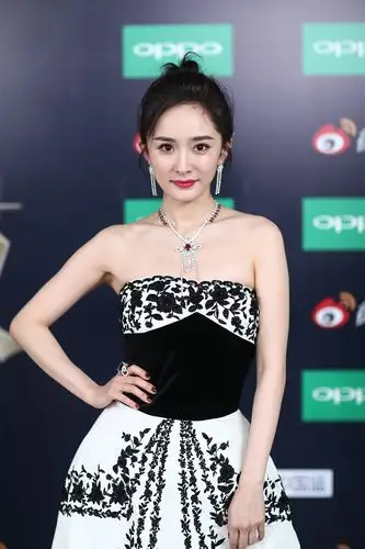 杨幂黑白露肩抹胸长裙优雅活动图片