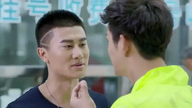 麻辣变形计:大巍想贿赂男神教官,谁料男神教官嘴真严,自讨苦吃