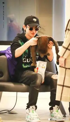 小鬼王琳凯妈妈曝光,颜值成亮点,网友;这是姐姐吧!