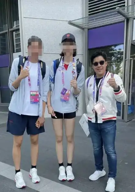 尤其是与他一同合影的姑娘们都接近2米的身高,使得霍启刚在她们面前