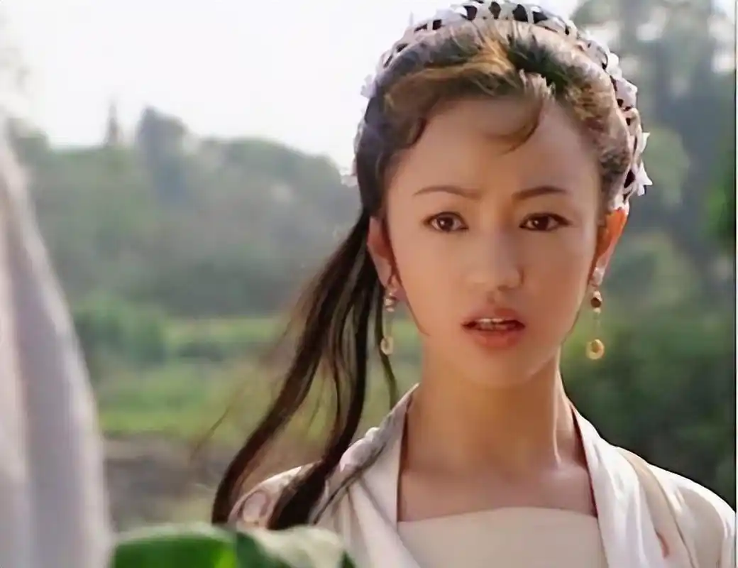 罗海琼的眼睛本身就是典型的狐狸眼,而且眼睛还大,笑起来眼睛一弯,不