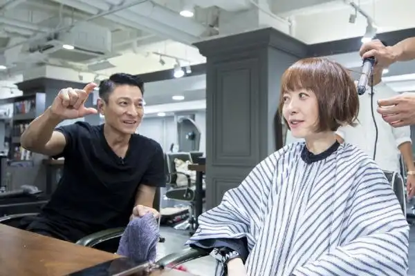 此次刘德华做客鲁豫有约,展现剪发技术还是令网友很惊讶的,毕竟看惯了