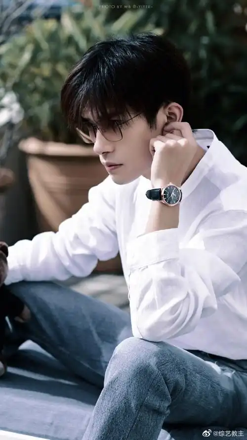 易烊千玺戛纳生图#易烊千玺每次出国都帅出新高度!