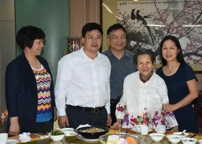 87岁中国第一代钢琴家巫漪丽18日回到龙川